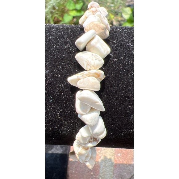 White Agate Chip & Nugget Stretch Bracelet -- 7.25" - Picture 4 of 6